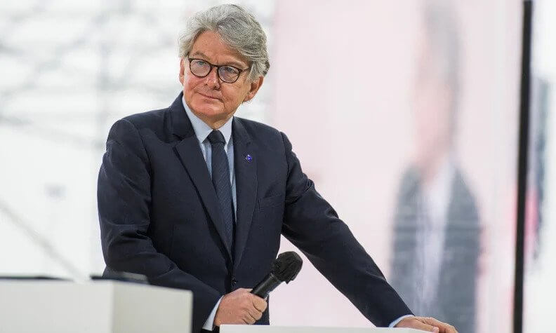 Automakers should continue to produce internal combustion cars